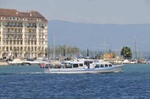 Genf - Ausflugsschiff : Ein Ausflugsschiff fährt am Yachthafen vorbei. Aufgenommen in Genf am 21. Mai 2010