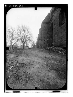 Müncheberg. Ruine der Stadtpfarrkirche St. Marien (Restaurierung 1991-1996). Teilansicht von Südost