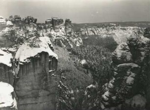 Basteigebiet. Blick vom Basteimassiv gegen Kleien Gans, Rathener Felsenwelt und Waitzdorfer Berg