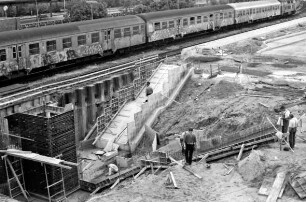 Bahnhof und Zentraler Omnibusbahnhof: Neubau: Bau der Treppen zur Unterführung, dahinter fährt Regionalbahn nach Hamburg heraus