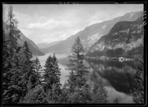 Österreich, Salzkammergut. Hallstädter See. Blick auf Obertraun