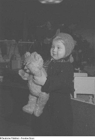 Kind mit einem Teddybären