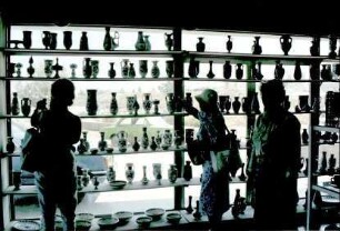 Rhodos: Keramik Laden, Vitrinen am Fenster