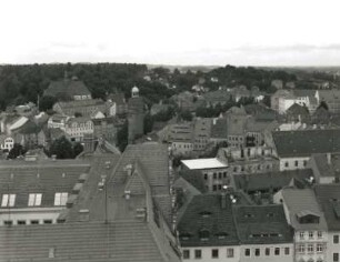 Görlitz. Nikolaivorstadt. Blick vom Rathausturm nach Norden gegen Nikolaiturm, Nikolaikirche und Alten Friedhof