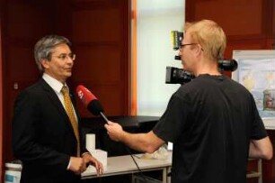 Prof. Dr. Hans Müller-Steinhagen, Rektor der TU Dresden, während des Interviews für das Dresden Fernsehen