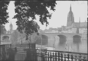 Frankfurt am Main, Stadtansicht : Frankfurt am Main. Blick vom linken Mainufer gegen Alte Brücke, Mainkai und Dom von Südosten