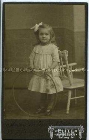 Kleines Mädchen mit Reifen, Carte de Visite