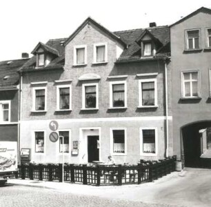 Colditz, Sophienplatz 2. Wohnhaus mit Gaststätte (um 1880). Straßenansicht