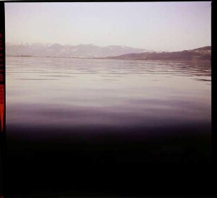 Lindau: Blick vom See auf verschneite Spitzen des Bregenzer Waldes, bei Lindau
