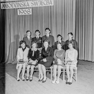 Jugendweihe sorbische Oberschule : Bautzen. Jugendweihe von Schülern der sorbischen Oberschule. Feierstunde im Saal des Hotel "Stadt Bautzen". Gruppenbild
