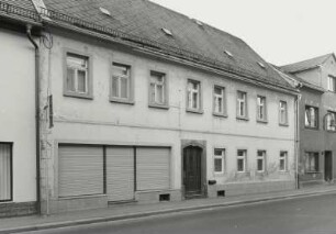 Mügeln, Wohnhaus mit Laden : Mügeln (Kreis Torgau-Oschatz), Wohnhaus mit Laden, Dr. Friedrichs-Straße 46, 1824, Straßenansicht