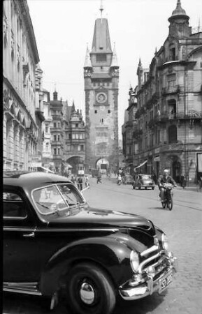 Freiburg i. Br.: Martinstor mit einem Ford
