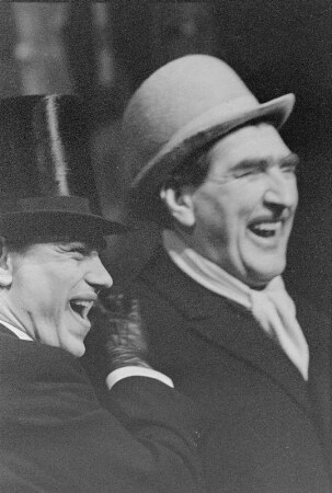 Szenenbilder aus "Der aufhaltsame Aufstieg des Arturo Ui" von B. Brecht. Mit E. Schall in der Titelrolle, R. Drexel als Betty Dullfeet, G. Naumann als Verteidiger O'Casey, W. Kaiser als Emanuele Giri, H. Hamacher als Ernesto Roma, H. Thate als Guiseppe Givola, G. Biewer als Butcher, J. Kamper als Gastwirt, N. Christian als Clark, M. Flörchinger als Mulberry, G.-A. Koch als Schauspieler u. a. Berliner Ensemble, 18.03.1959 : Theaterstück in siebzehn Szenen