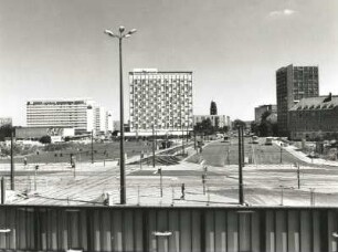 Dresden-Altstadt, St. Petersburger Straße. Blick vom Außenbahnsteig des Hauptbahnhofs über den Wiener Platz
