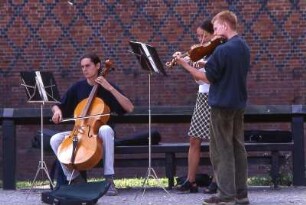 Musiker vor der Marienburg : Junge Leute musizieren vor der Marienburg in Polen, 2001