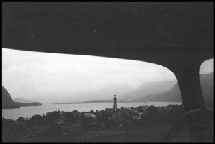 St. Gilgen: St. Gilgen durch Fenster des AJU [Blick Richtung St. Gilgen und Wolfgangsee]