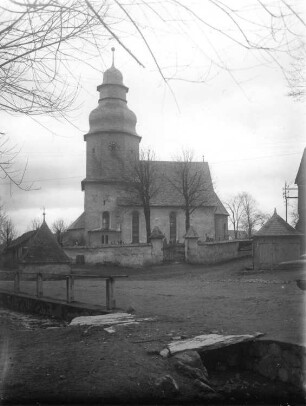 Sachsen? Kirche. Straßenansicht mit Kirchhof