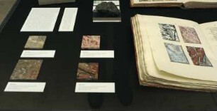 SLUB, Ausstellung "Gespräche mit der Erde. Geowissenschaften in Sachsen" : Ausstellungspräsentation im Buchmuseum. Ausstellungsvitrine mit Marmor-Mustertafeln