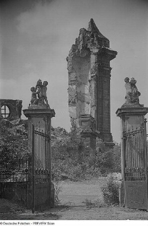 Dresden. Blick vom Tor des Coselpalais gegen die Ruine der Frauenkirche
