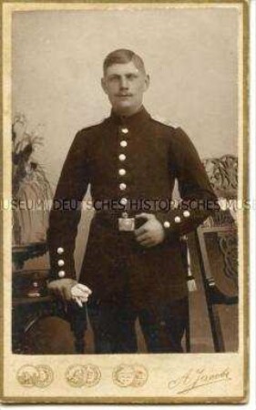 Junger Mann in Uniform