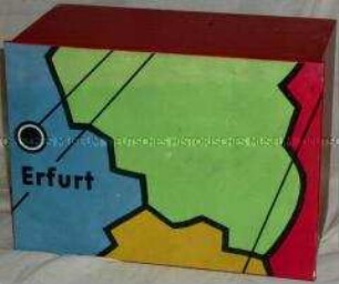 Kiste zum 3. Deutschlandtreffen der Jugend 1964 als Teil eines Bildpuzzles mit den Umrissen der DDR und Berlins