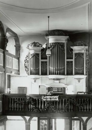 Zweimanualige Orgel II/20 op. 32, Reinhardtsgrimma : Silbermann, Gottfried: Zweimanualige Orgel II/20 op. 32 (1729-1731; G. Silbermann). Ansicht mit geöffnetem Spielschrank. Glashütte-Reinhardtsgrimma, Dorfkirche