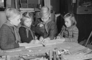 Reportage über Schüler und Lehrer der Schule am Spittelmarkt : Schüler während des Werk-Unterrichts