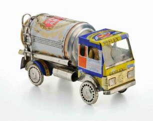 Spielzeugauto (LKW) aus Getränkedosen