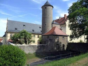 Stadtbefestigung - Stadttor (Oberes Tor) mit sicherndem Rundturm und Stadtmauer (Wehrgang abgetragen) über Feldseite mit ehemaligem (verfüllten) Stadtgraben