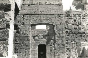 Karnak. Amontempel. Teilansicht mit Reliefs (HAPAG-Mittelmeerfahrt der Oceana Leonhardt 1929)
