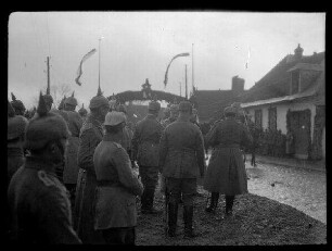 Kriegsparade des 9. Feld-Artillerie-Regiments in Biaches (Dep. Somme, Frankreich) mit König Ludwig III. von Bayern