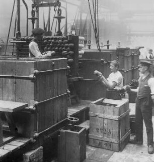 Vor dem Färben: Aufstecken der Kreuzspulen : Technikgeschichte | Technologie | Fasern, Gespinste und Gewebe | Wollgarn-Färberei | Michaelis
