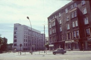 Berlin-Mitte, Chausseestraße. Straßenbild Ecke Hannoversche Straße mit ständiger Vertretung der BRD