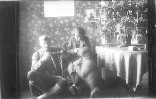 Dorpat. Hans und Etha Richter mit ihrem Hund unter dem Weihnachtsbaum