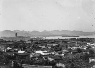 Hangzhou : Blick auf die Stadt Hangzhou mit Leifeng-Pagode (links) und Teile des Westsees