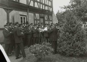 Männergesangsverein beim Ständchen : Männergesangsverein beim Ständchen im Garten eines Wohnhauses. Um 1930
