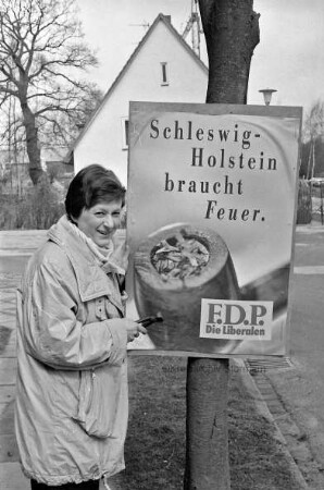 Landtagswahl: Imme Gollnest vom Ortsverband Ahrensburg der Freien Demokratischen Partei nimmt Plakate nach der Wahl wieder ab