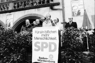 Freiburg: Wahlversammlung auf dem Rathausplatz, am Rednerpult, von unten, Eppler