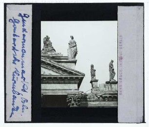 Berlin, Gendarmenmarkt,Berlin, Deutscher Dom : Figuren der Giebel und Attika