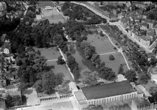 Weimar, Blick auf die Weimarhallen und den Weimarhallenpark aus Richtung Osten. Rechts im Bild der noch nicht kanalisierte Asbach, sowie die Asbachstraße. Links im Bild Schwanseestraße