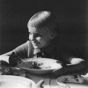 Ganztagsschule (Spielen-Lernen-spielend lernen). Schulspeisung. Grundschülerin beim Mittagessen (wahrscheinlich in der Haydnschule in Dresden-Striesen)