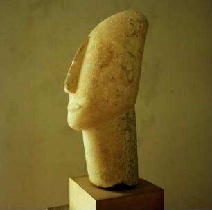 Kopf eines Kykladenidols (Fragment) : Athen. Archäologisches Nationalmuseum. Haupt einer Kykladenstatue. Parischer Marmor, Höhe: 28 cm, aus Amorgos, 2400-2200 v. Chr