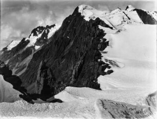 Berg : Bild eines Berges. Gut sichtbar eine eisfreie und eine vergletscherte Flanke.
