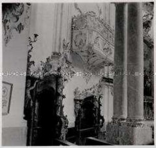 Ettal, Kloster, Blick zur Südwand mit Oratorium und Beichtstühlen