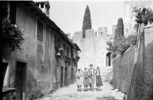 Malcesine: Gardasee, Gasse zum Castello, Hintergrund Zypresse
