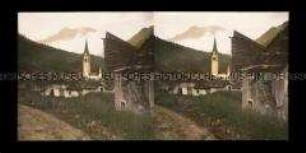 Kirche und zerstörte Häuser im Dorf Arabba
