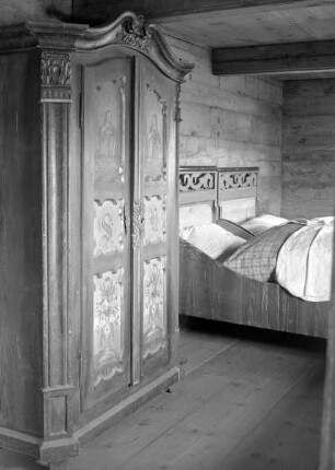 Bett und Schrank einer Bauernschlafkammer