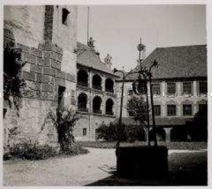 Landshut, Burg Trausnitz, Schlosshof mit Brunnen
