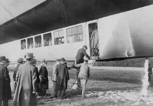 Zeppelin, Einsteigen der Fahrgäste : Technikgeschichte | Fliegende Menschen | Luftschiffe | Zeppelin und sein Werk