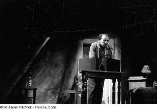 Szenenbilder aus dem Drama "Die Illegalen" von Günther Weisenborn am Hebbel-Theater Berlin : Szene mit Ernst Wilhelm Borchert